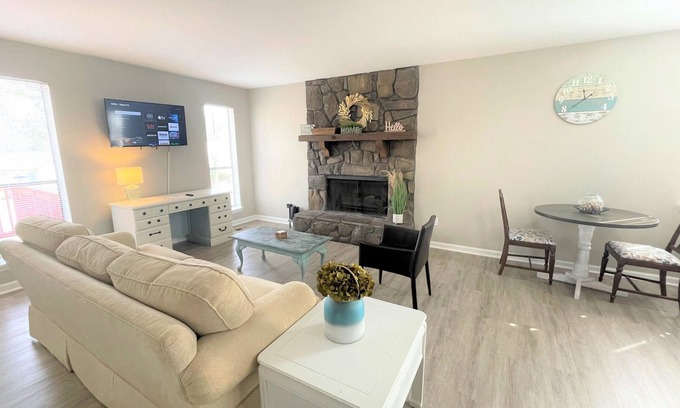 New Castle House | Stay at Old Farm - Remodeled & 14 min to DT