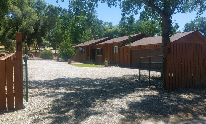 Oakhurst House | Stay at the "SILLY OL' BEAR" cabin and enjoy a day at Yosemite or Bass Lake