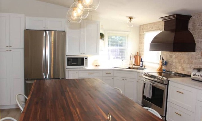 Goode House | Stay Awhile - 3BD 2BA home. Beautiful and spacious. Kids room with play area.