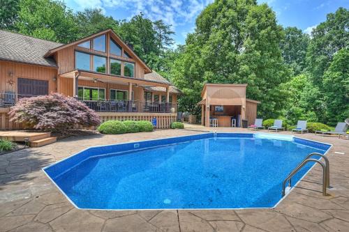 Mayhew House | Stay Awhile by AvantStay Lakefront Pool Dock
