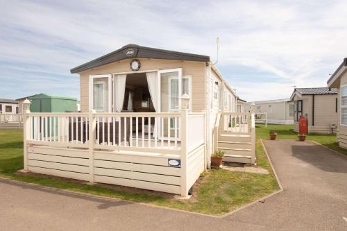 Dymchurch House | Stay By The Sea Beach Swimming Pool Arcade