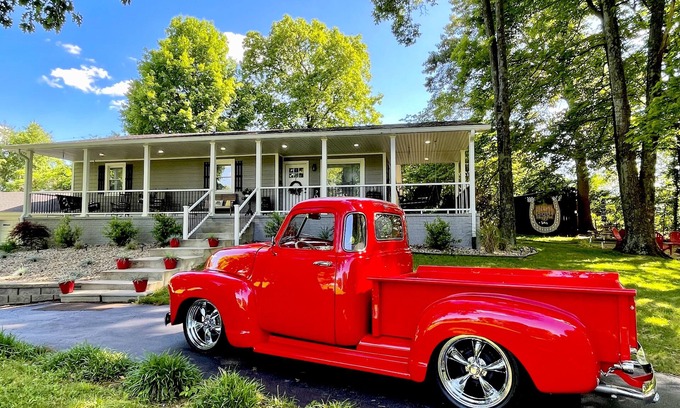 Drake House | Stay-cation! 2-Car Garage. 3 mi to I-65. Fire pit. Ping Pong. Cornhole. #family