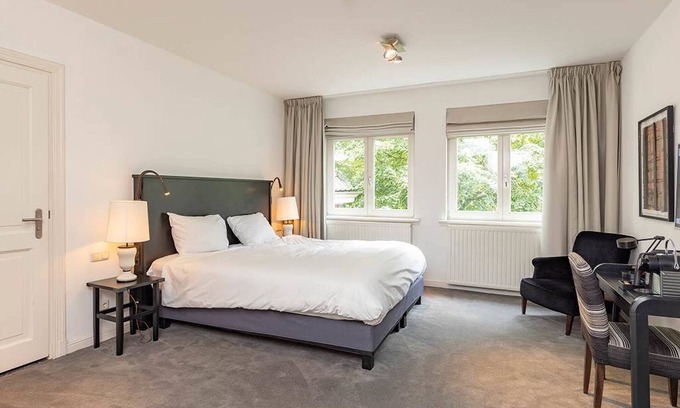 Baarlo House | Stay Close to Nature with Free Parking and Dining!