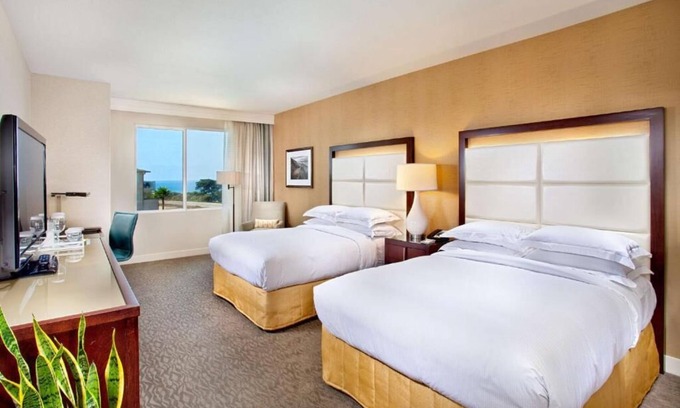 Carlsbad Hotel | Stay Close to South State Beach: Swimming Pool, Pet-friendly, Parking Onsite!