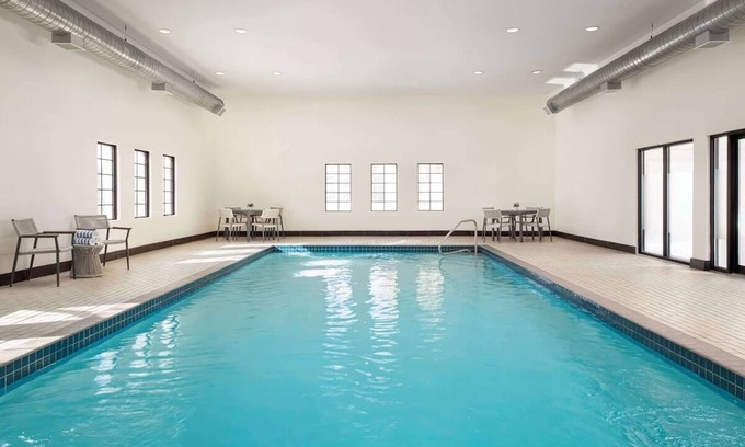 Thornhill House | Stay Comfortably in a Pet-Friendly Suite with Swimming Pool Near Attractions