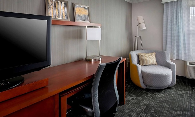 Tinton Falls Hotel | Stay Connected & Explore the Jersey Shore Region with Parking & Swimming Pool!