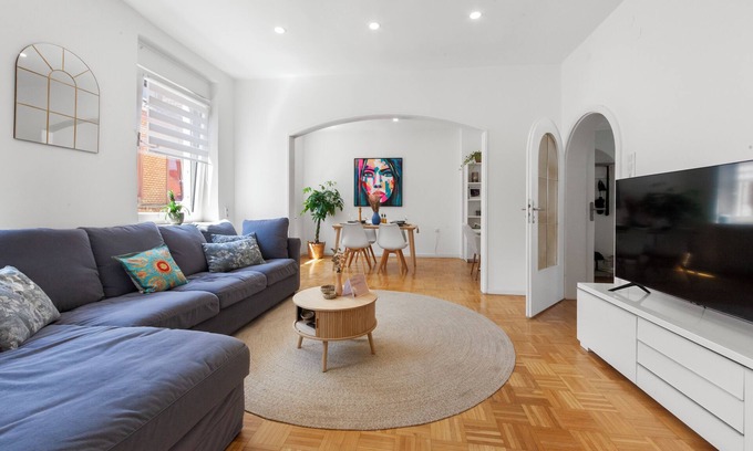 Aschaffenburg Apartment | Stay-COZY! City apartment with box-spring bed in the pedestrian zone incl. parking space