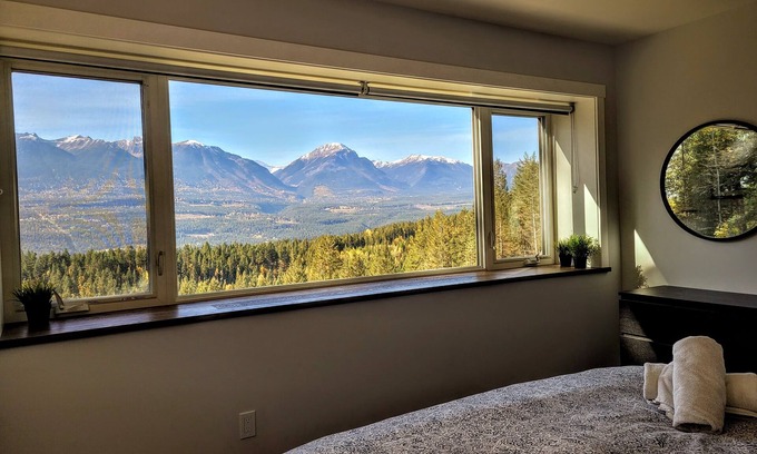 Golden House | Stay Golden - sleeps 20. Monashee
