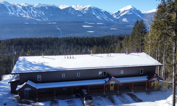Golden House | Stay Golden - sleeps 30, hot tubs, mountain views