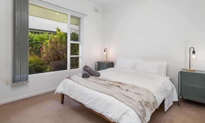 Glenelg South House | Stay Here On Pier- 2 Bdrm, Sleeps 4, Beach, Wifi