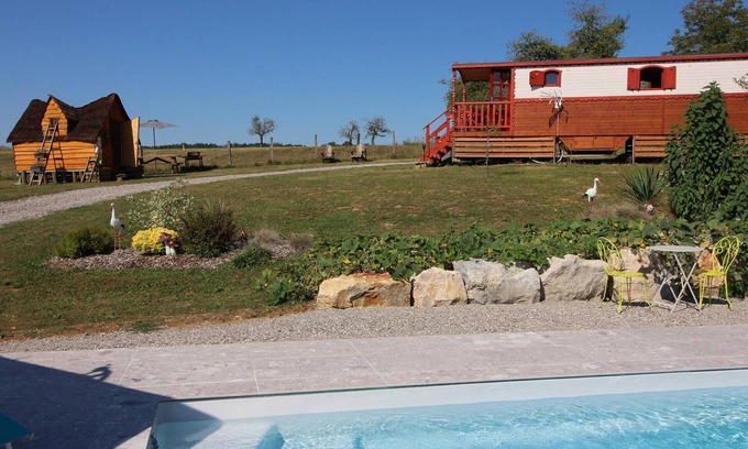Vy-le-Ferroux Cottage | Stay in a caravan with pool and WiFi in Saône Valley
