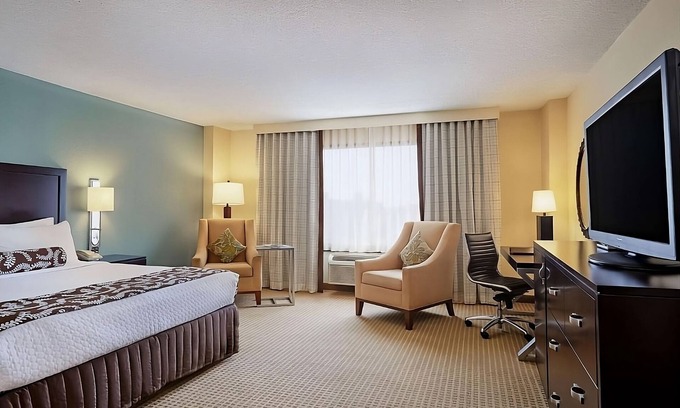Eagan Park Hotel | Stay in a Contemporary Pet Friendly Hotel Near Delta Flight Museum! Outdoor Pool