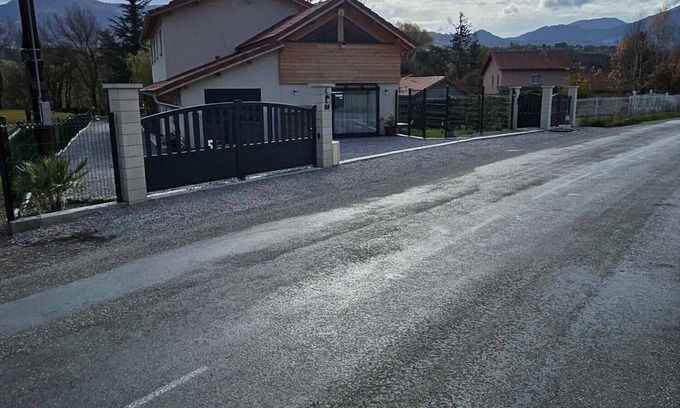 Breziers House | Stay in Breziers: Close to Lac de Serre-Ponçon and the ski resorts