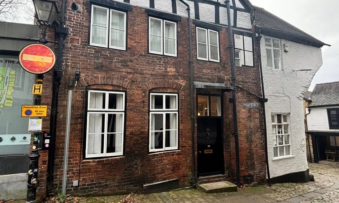 Shrewsbury House | Stay in History: 13th-Century Gem in Shrewsbury's Heart!
