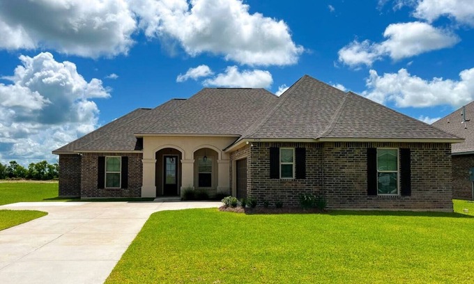 Lake Charles House | Stay in luxury and comfort during your next work contract or vacation at the Bellview Bungalow.