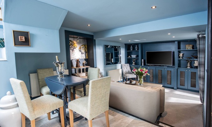 Painswick Cottage | Stay in Luxury at The Stables at Court House Manor