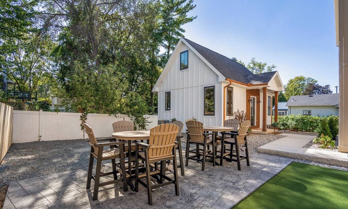 Bowling Green House | Stay in luxury at our brand-new downtown Bowling Green retreat. This high-end custom build features designer furnishings, soaring ceilings, and a private backyard oasis complete with a custom putting green and outdoor lounge space.