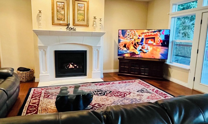 Trail House | Stay in luxury, minutes from the Lake, perfect for entertaining.