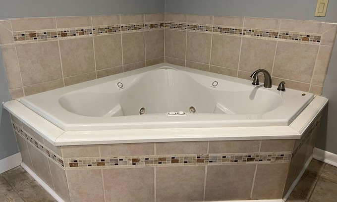 Ohiopyle Apartment | Stay In Ohiopyle by the trail with a jetted tub