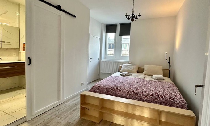 South Antwerp Condo | Stay in Photographers' Gallery