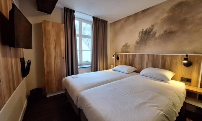 Thorn Hotel | Stay in Scenic Thorn – Beautiful Dutch Room Steps from Culture, Dining & Trails