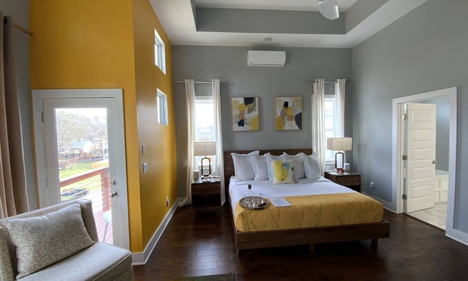 Shelby Hills House | Stay in Style Where the Musicians Live 5-bed, 3-bedroom, 3-bath