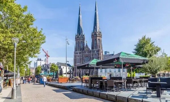 Centrum Apartment | Stay in the heart of Tilburg! Enjoy your own kitchen, dining nook, air conditioning, and smart TV—all just steps from shops, cafes, and transport. Note: Images are not real, as the rooms are still under construction.