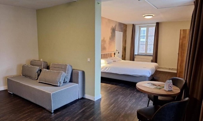 Thorn Hotel | Stay in Thorn’s Historic Center – Charming Room in the Famous White Village
