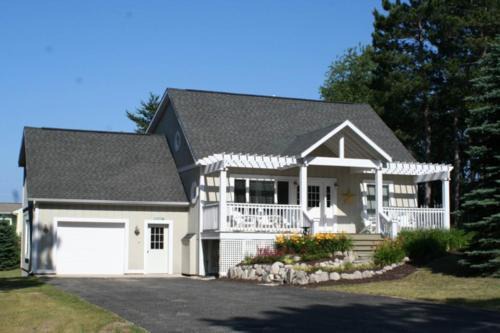 Thompsonville House | Stay-N-Play Getaway