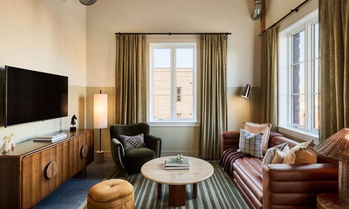 Yamacraw Village Apartment | Stay Near River Street + Pool, Bike, Dining & Gym