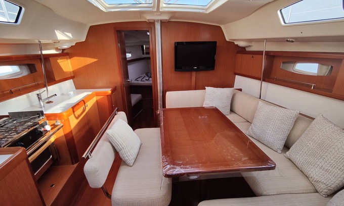 Historic District Boat Rental | Stay on a boat while in annapolis for the shows.