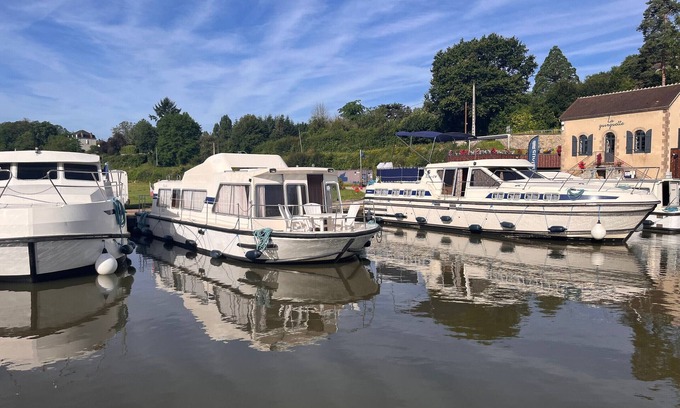 Chatillon en Bazois Boat Rental | Stay on an Espade Concept Fly Boat in Scenic Châtillon-en-Bazois!