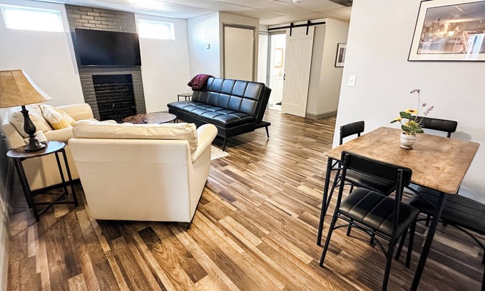 Festus Apartment | Stay on Main - Charming 2 bedroom 1.5 bath Upstairs Apartment on Main Sleeps 6