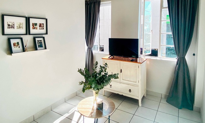 Paarl Apartment | Stay on Main - Studio Apartment