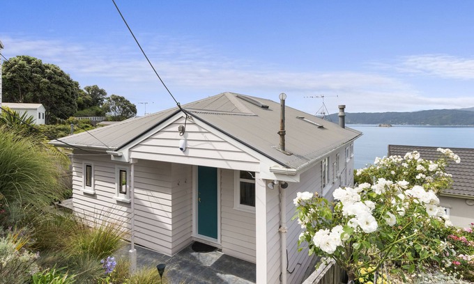 Miramar House | Stay over the Harbour - Beautiful Miramar Villa