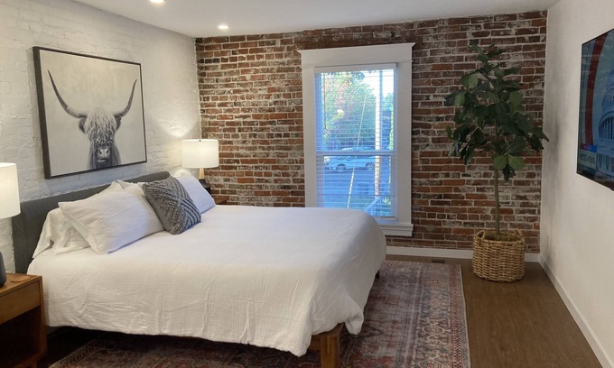 Carlton Apartment | Stay & Play! Winery Loft #1 in Historic Downtown Carlton