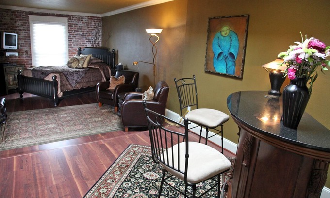 Carlton Apartment | Stay & Play! Winery Loft #5 in Historic Downtown Carlton