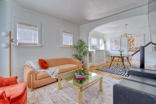 Hosford-Abernethy Apartment | Stay Portland Collection - Warhol Suite - Art Deco Apartment - 92 WalkScore