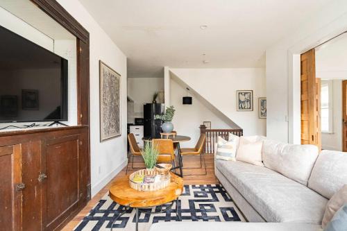 Uptown Apartment | Stay Portland - Historic 6BR - Walk to NW Shops - Sleeps 12