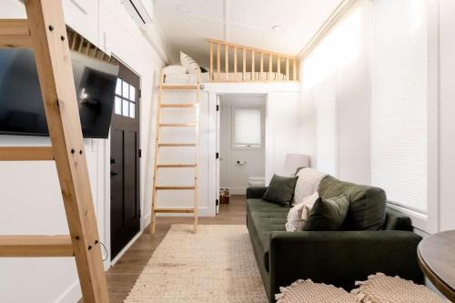 Alberta Arts District Apartment | Stay Portland - The Graffiti Alley Tiny House - Food, Art & Beer