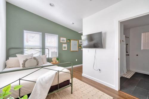 Kerns Apartment | Stay Portland - Urban Cabin Studio - Breweries & Local Eateries