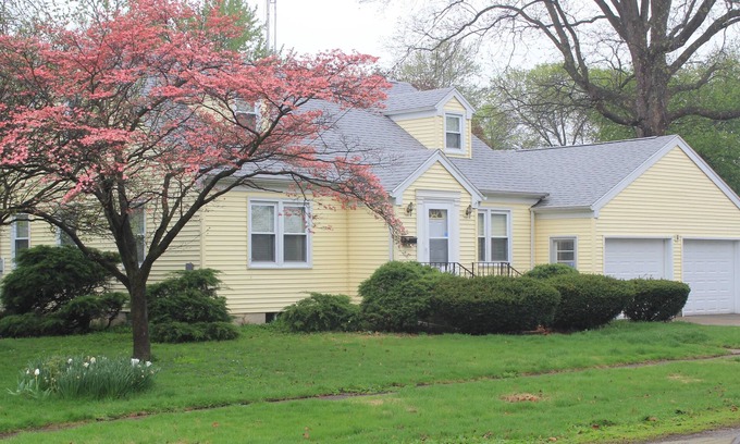 Arthur House | Stay Right In Arthur : The Heart Of Illinois Amish Country!
