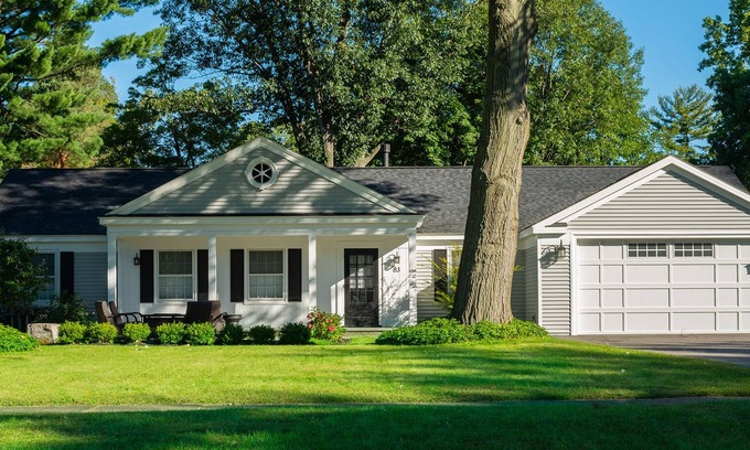 Rochester House | Stay right outside OAK HILL COUNTRY CLUB gates!