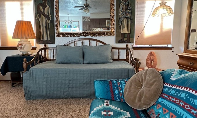Grants House | Stay@ Route 66 Great Divide Riders & Hikers R&R