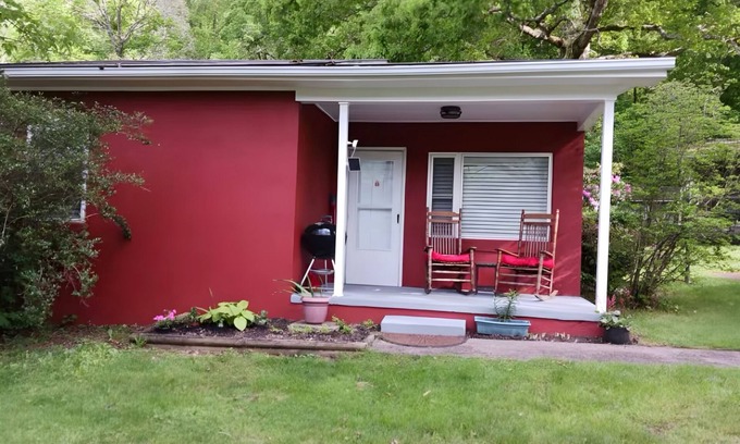 Maggie Valley Cottage | Stay Sept, Skip Fees! Charming 1BR Cottage by Blue Ridge Pkwy & Smokey Mountains