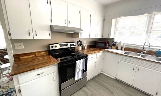 New Castle House | Stay @ The Birchwood - 15 min to DT