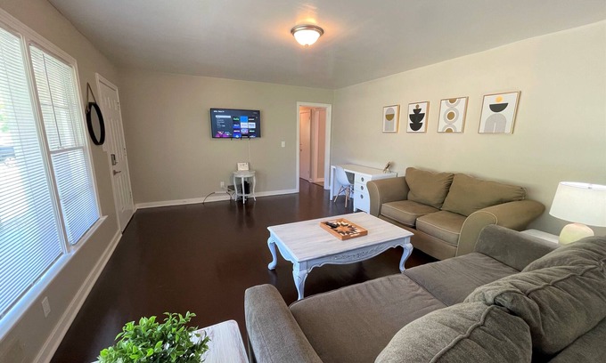New Castle House | Stay @ The Orchid - Remodeled & 13 Minutes to DT