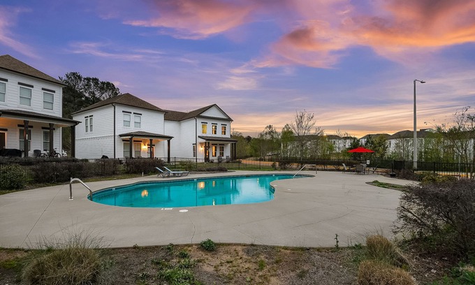 Oxford House | Stay Together: 2 Homes+Shuttle 9BR Oxford! Pool!