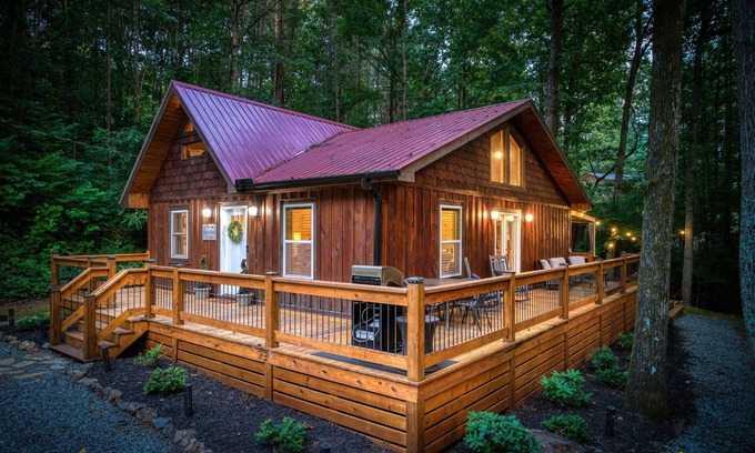 Morganton Cabin | Stay Warm & Cozy in Blue Ridge! Hot Tub & Fire Pit | 8 Min to Downtown