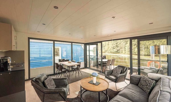 Niederneuendorf Boat Rental | Stay24 - Schwimmendes Ferienhaus im Grünen Brandenburg vor den Toren Berlins
